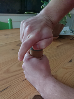 Main appuyant sur le tube