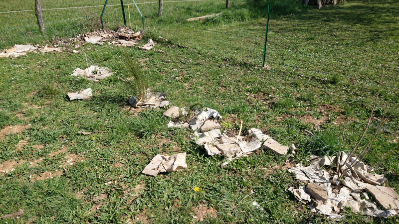 Carton en guise de paillis, à moitié décomposé