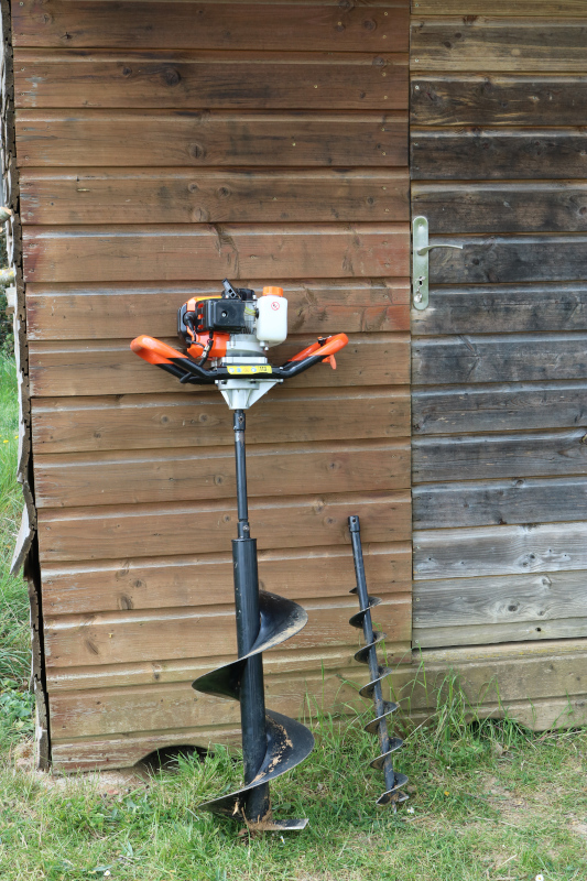 La tarière thermique utilisée pour creuser les trous