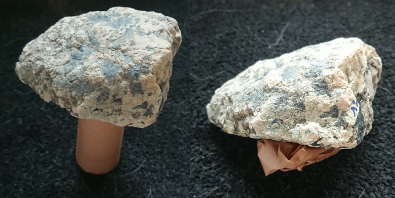 Pierre posée sur un nouveau pot et un ancien pot totalement écrasé par la même pierre